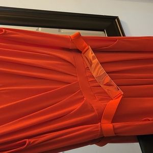 summer maxi dress with gold belt around the waist